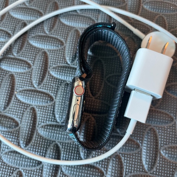 Apple Watch Series 4 stainless steel 40mm with sports loop - Picture 5 of 6